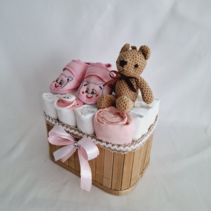 Tipegő mackó pelenkatorony, pelenkatorta babaváró csomag 4-8kg - játék & sport - babalátogató ajándékcsomag - Meska.hu