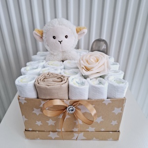 Bárányka baba box, pelenkatorta  2-5 kg pelenka doboz, babaváró csomag - játék & sport - babalátogató ajándékcsomag - Meska.hu