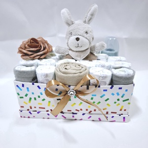 Nyuszi tipegő baba box, pelenkatorta  2-5 kg pelenka doboz, babaváró csomag - játék & sport - babalátogató ajándékcsomag - Meska.hu