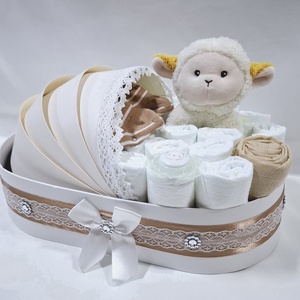 Bárányka bölcső pelenkatorta 2-5 kg, pelenkatorony, babaváró csomag, kelengye - játék & sport - babalátogató ajándékcsomag - Meska.hu