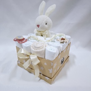 Nyuszi cumilánccal pelenkatorony, pelenkatorta babaváró csomag 4-8kg, kelengye - játék & sport - babalátogató ajándékcsomag - Meska.hu