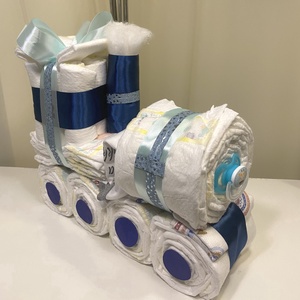 Mozdony vonat pelenkatorta, pelenkatorony, kelengye 2-5 kg babaváró csomag - játék & sport - babalátogató ajándékcsomag - Meska.hu