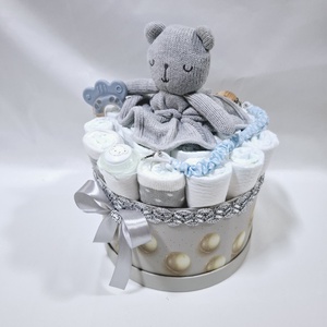 Maci baba box cumilánccal, pelenkatorta 4-8 kg pelenkatorony, babaváró csomag, kelengye - játék & sport - babalátogató ajándékcsomag - Meska.hu