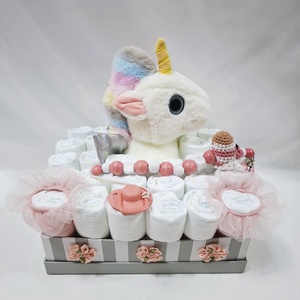 Egyszarvú baba box kötött cumilánccal,  pelenkatorta 4-8 kg, pelenka doboz, babaváró csomag, kelengye - játék & sport - babalátogató ajándékcsomag - Meska.hu