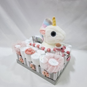 Egyszarvú baba box kötött cumilánccal,  pelenkatorta 4-8 kg, pelenka doboz, babaváró csomag, kelengye - játék & sport - babalátogató ajándékcsomag - Meska.hu