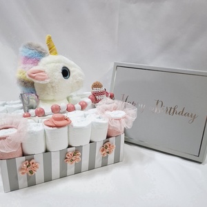 Egyszarvú baba box kötött cumilánccal,  pelenkatorta 4-8 kg, pelenka doboz, babaváró csomag, kelengye - játék & sport - babalátogató ajándékcsomag - Meska.hu