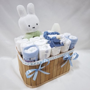 Nyuszi cumilánccal pelenkatorony, pelenkatorta babaváró csomag 2-5kg, kelengye - játék & sport - babalátogató ajándékcsomag - Meska.hu