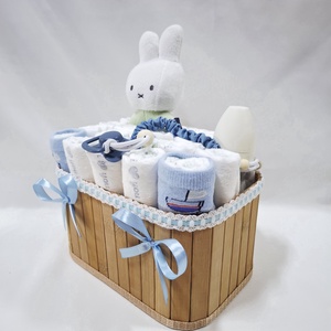 Nyuszi cumilánccal pelenkatorony, pelenkatorta babaváró csomag 2-5kg, kelengye - játék & sport - babalátogató ajándékcsomag - Meska.hu