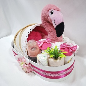 Flamingó bölcső pelenkatorta 2-5 kg, pelenkatorony, babaváró csomag, kelengye - játék & sport - babalátogató ajándékcsomag - Meska.hu