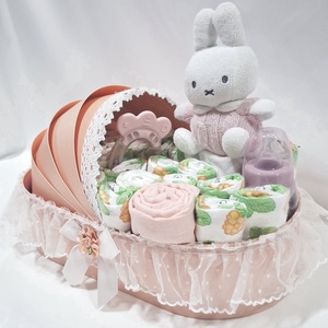 Nyuszi bölcső pelenkatorta 3-6 kg, pelenkatorony, babaváró csomag - játék & sport - babalátogató ajándékcsomag - Meska.hu