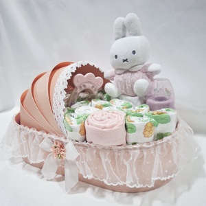 Nyuszi bölcső pelenkatorta 3-6 kg, pelenkatorony, babaváró csomag - játék & sport - babalátogató ajándékcsomag - Meska.hu