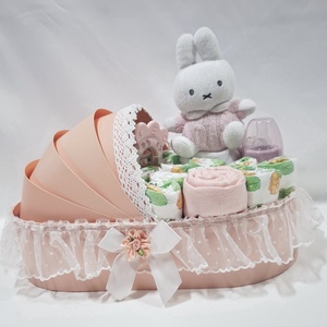 Nyuszi bölcső pelenkatorta 3-6 kg, pelenkatorony, babaváró csomag - játék & sport - babalátogató ajándékcsomag - Meska.hu