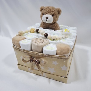 Maci cumilánccal baba box, pelenkatorta 2-5 kg pelenkatorony, babaváró csomag, baba kelengye - játék & sport - babalátogató ajándékcsomag - Meska.hu