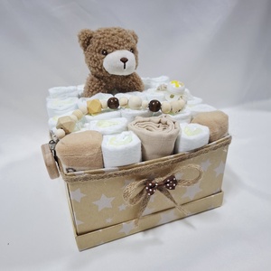 Maci cumilánccal baba box, pelenkatorta 2-5 kg pelenkatorony, babaváró csomag, baba kelengye - játék & sport - babalátogató ajándékcsomag - Meska.hu