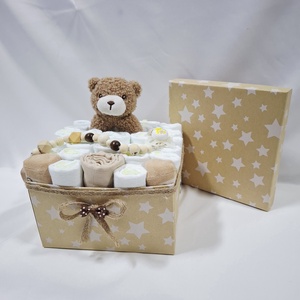 Maci cumilánccal baba box, pelenkatorta 2-5 kg pelenkatorony, babaváró csomag, baba kelengye - játék & sport - babalátogató ajándékcsomag - Meska.hu