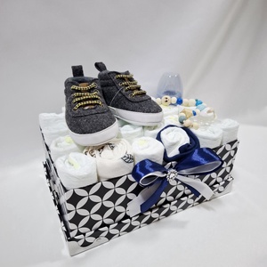 Tipegő baba box cumilánccal, pelenkatorta 2-5kg pelenkatorony, babaváró csomag, kelengye - játék & sport - babalátogató ajándékcsomag - Meska.hu