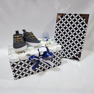 Tipegő baba box cumilánccal, pelenkatorta 2-5kg pelenkatorony, babaváró csomag, kelengye - játék & sport - babalátogató ajándékcsomag - Meska.hu