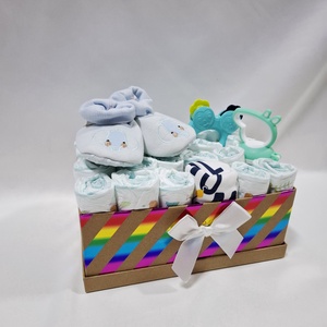 Tipegő baba box etetőcumival, pelenkatorta 6-10 kg pelenkatorony, babaváró csomag, kelengye - játék & sport - babalátogató ajándékcsomag - Meska.hu
