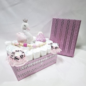 Kis hattyú cumiláncos rágcsával baba box, pelenkatorta 3-6 kg pelenkatorony, babaváró csomag, baba kelengye - baba - mama - pelenkázó, babafürdető kellékek - pelenkatorta - Meska.hu