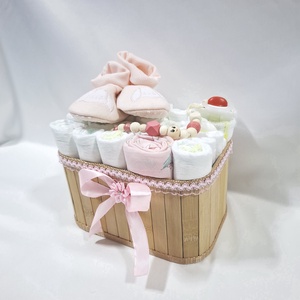 Tipegő baba box cumilánccal, pelenkatorta 2-5 kg pelenkatorony, babaváró csomag, kelengye - baba - mama - pelenkázó, babafürdető kellékek - pelenkatorta - Meska.hu