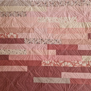 Egyedi gyerektakaró mályva-rózsaszín-szürke színekben - Stripes quilt - otthon & életmód - babaszoba, gyerekszoba - babatakaró, gyerek pléd - Meska.hu