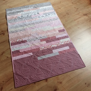Egyedi gyerektakaró, kétoldalú, mályva-rózsaszín-szürke színekben - Stripes quilt - Meska.hu