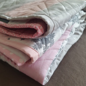 Egyedi gyerektakaró, kétoldalú, mályva-rózsaszín-szürke színekben - Stripes quilt - otthon & életmód - babaszoba, gyerekszoba - babatakaró, gyerek pléd - Meska.hu