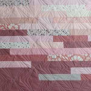 Egyedi gyerektakaró, kétoldalú, mályva-rózsaszín-szürke színekben - Stripes quilt - otthon & életmód - babaszoba, gyerekszoba - babatakaró, gyerek pléd - Meska.hu