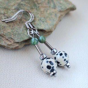 Ásvány fülbevaló, Ékszer, Fülbevaló, Lógó fülbevaló, Ékszerkészítés, 8 mm-es dalmata jáspis, 4 mm-es zöld achát és acél köztesek alkotják a fülbevalót.
Hossza 2,7cm + a..., MESKA