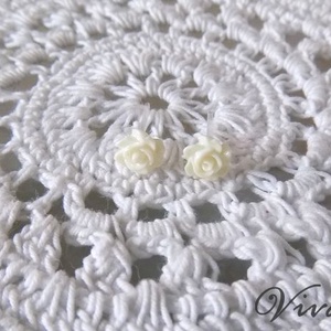 Fehér rózsás fülbevaló fémmentes petrinescu részére - Meska.hu