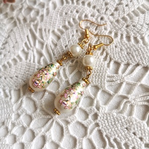 Gyönyörű lógós fülbevaló - fehér, Ékszer, Fülbevaló, Lógó fülbevaló, Ékszerkészítés, MESKA