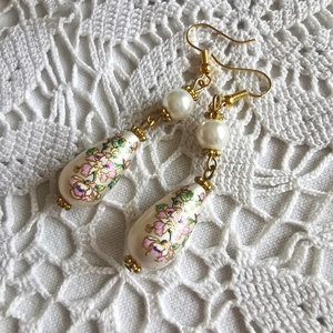 Gyönyörű lógós fülbevaló - fehér - ékszer - fülbevaló - lógó fülbevaló - Meska.hu