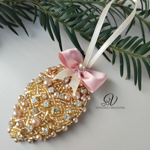 Csúcsos karácsonyi dísz , Karácsony, Karácsonyi lakásdekoráció, Karácsonyi lakásdíszek, Gyöngyfűzés, gyöngyhímzés, MESKA