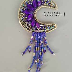 Moon Era bross lila, Ékszer, Kitűző és Bross, Gyöngyfűzés, gyöngyhímzés, MESKA