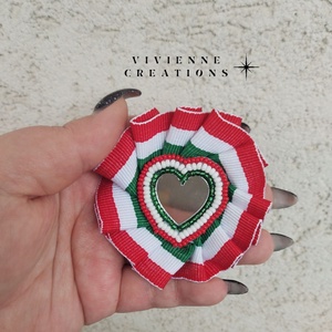 Tükrös szíves Kokárda, Ékszer, Kitűző és Bross, Gyöngyfűzés, gyöngyhímzés, MESKA