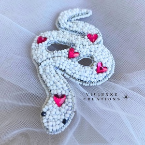 Kígyós bross-fehér  - ékszer - kitűző és bross - Meska.hu