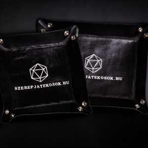 Szerepjatekosok.hu feliratú kockadobó tálca - játék & sport - táblajáték és kártyajáték - társasjátékok - dobókocka - Meska.hu