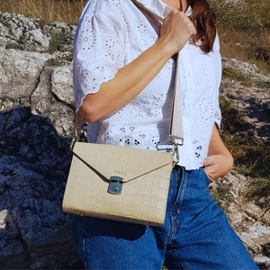 Beige krokodil mintás bőrtáska - választható pánttal - monogram nyomással (opcionális), Táska & Tok, Kézitáska & válltáska, Alkalmi táska, Bőrművesség, Varrás, MESKA