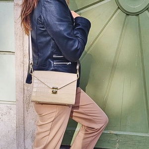 Beige krokodil mintás bőrtáska - választható pánttal - monogram nyomással (opcionális) - táska & tok - kézitáska & válltáska - alkalmi táska - Meska.hu