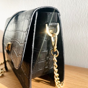Fekete krokodil mintás bőrtáska - választható pánttal - monogram nyomással (opcionális) - táska & tok - kézitáska & válltáska - alkalmi táska - Meska.hu