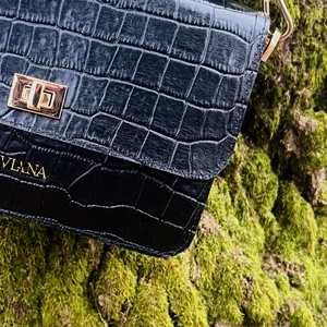 Fekete krokodil mintás bőrtáska - választható pánttal - monogram nyomással (opcionális) - táska & tok - kézitáska & válltáska - alkalmi táska - Meska.hu