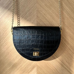 Félhold alakú  fekete krokodil mintás bőrtáska - választható pánttal - monogram nyomással (opcionális), Táska & Tok, Kézitáska & válltáska, Alkalmi táska, Bőrművesség, Varrás, MESKA
