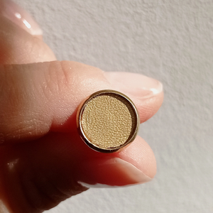 Kerek fülbevaló arany színű bőrrel - ékszer - fülbevaló - pötty fülbevaló - Meska.hu