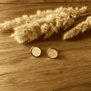 Kerek fülbevaló arany színű bőrrel - ékszer - fülbevaló - pötty fülbevaló - Meska.hu
