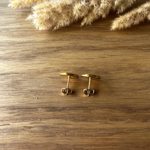 Kerek fülbevaló arany színű bőrrel - ékszer - fülbevaló - pötty fülbevaló - Meska.hu