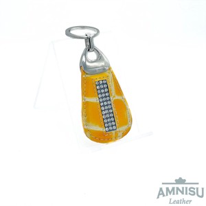 Sárga lakk krokkómintás csepp alakú swarovski köves bőr kulcstartó H2010 - Meska.hu