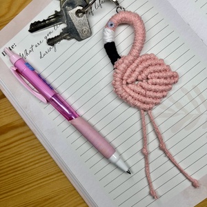 Flamingó makramé kulcstartó, táskadísz - Meska.hu