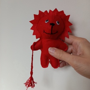 Mini 12 cm piros oroszlán filcből, Játék & Sport, Plüssállat & Játékfigura, Plüss mesefigurák, Varrás, MESKA