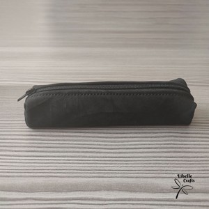 Gyűrt fekete bőrből készült tolltartó - otthon & életmód - papír, írószer - tolltartó & ceruzatekercs - Meska.hu