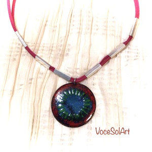 Korallsziget- Tűzzománc medálos nyaklánc, Ékszer, Nyaklánc, Medálos nyaklánc, Ötvös, Tűzzománc, Egyedi tűzzománc medálos nyaklánc bordó ,zöld és türkizkék színekkel,zöld üveg  gyöngy díszitéssel ..., MESKA